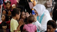Ketua Umum Bhayangkari, Tri Suswati Tito Karnavian mengajak bernyanyi anak-anak korban banjir bandang Sentani di salah satu tenda pengungsian. Foto: dok. Bhayangkari
