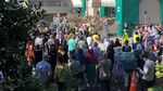Penampakan Rantai Manusia Warga New Zealand Saat Salat Jumat