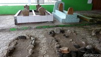 Di bagian samping masjid juga terdapat pemakaman khusus keluarga Sultan. Di halaman itu ada pula batu nisan yang dipercaya tumbuh sendiri. Jere, begitulah warga Ternate menyebut makam yang tumbuh dengan sendirinya.