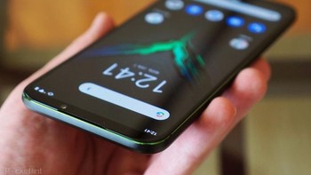 Bagi pengguna yang gemar main game dalam waktu lama, Black Shark 2 juga memiliki sistem pendingingan yang disebut dengan direct touch multilayer liquid cooling system. Hal itu diklaim sebagai yang pertama di dunia dan bikin CPU lebih dingin sampai 14 persen.  (Foto: Pocketlint)