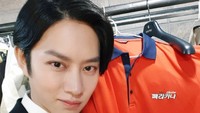 Eits sedang memegang makanan apa nih? Kim Hee-chul terlihat lucu sambil memegang kotak berisi hidangan mie. Foto: Instagram@kimheenim