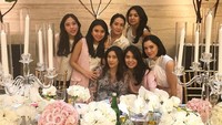 Saat bridal shower sang kakak Aliya, Mima juga sempatkan hadir. Jamuan makan pesta ini begitu meriah dengan kehadiran banyak mawar. Foto: Instagram mimaaa