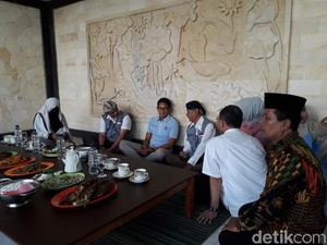 Awali Kegiatan di DIY, Sandiaga Sarapan Ikan Bakar di Sleman