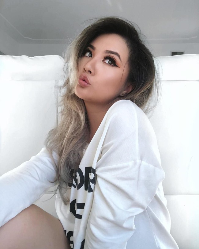 Mark memang tampak memegang Gina di beberapa bagian tubuh. Ia juga tampak seperti mengangkat dan membanting wanita tersebut. Foto: Instagram @missginadarling