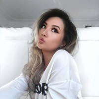 Mark memang tampak memegang Gina di beberapa bagian tubuh. Ia juga tampak seperti mengangkat dan membanting wanita tersebut. Foto: Instagram @missginadarling