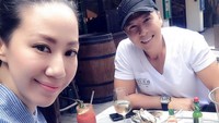 Punya hubungan yang romantis dengan sang istri, Donnie sering menghabiskan waktu bersama. Salah satunya makan siang, dengan menu tiram segar. Foto: Instagram @donnieyenofficial