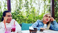 Di Makassar, Lia menyegarkan diri dengan sebotol air mineral. Kok nggak ikut pesan jus buah naga ya hihi. Foto: Instagram lia3srigala