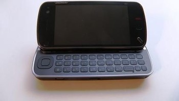 Mari flashback nostalgia pertempuran sengit antara iPhone dan Nokia. Sejak diperkenalkan tahun 2007, iPhone semakin populer dan Nokia yang masih raja ponsel dunia mulai merasa terancam. Maka, mereka merilis ponsel flagship keren yang dinamakan Nokia N97 dan keluar pada Juni 2009. Foto: Tech Radar