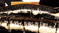 Siapa yang tidak tergoda melihat martabak hitam dengan lelehan keju ini? Martabak ini merupakan varian Charcoal Oreo Cream Cheese di salah satu gerai martabak di Kota Surabaya. Foto: Instagram martabakmafia