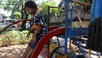 Selain rusak, di salah satu bagian fasilitas bermain nampak berbagai coretan dari tangan-tangan jahil yang tidak bertanggung jawab.
