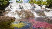 Ada warna kuning, hitam, merah, hijau dan biru yang menghiasi aliran sungai. (iStock)