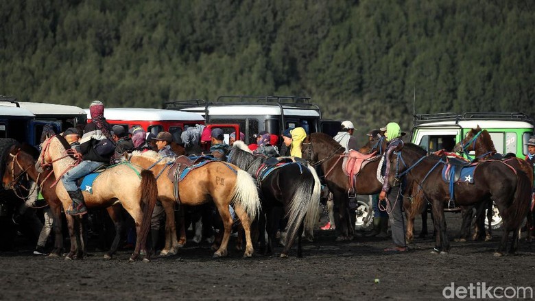Foto: Wisatawan Gunung Bromo (Rengga Sancaya) Foto: Wisatawan Gunung Bromo (Rengga Sancaya)