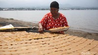 Fitriah mengatakan dari penjualan kerupuk kamplang ini dia bisa memenuhi kebutuhan keluarganya. Apalagi kamplang yang dia jual bisa mencapai 10 kg per hari dengan harga Rp 100 ribu per kilogramnya.