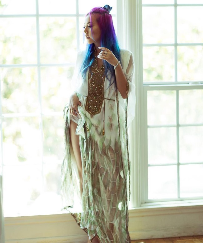 Sejumlah orang pun memberikan komentar. Sayangnya, beberapa pria malah menulis sesuatu yang bernada misoginis dan cabul. Dia akan memperkosamu lolo Dia terus saja memegangmu kitty cat, dia pasti sangat menyukaimu Lmao dia tahu apa yang dilakukan tulis beberapa pria. Foto: Instagram @missginadarling