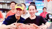 Nah, Donnie sendiri paling suka dengan segala jenis aneka seafood. Ini posenya saat membawa kepiting berukuran besar. Foto: Instagram @donnieyenofficial