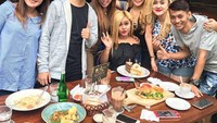 Kira-kira yang mana nih menu favorit Lia? Sandwich atau justru kue ulang tahun? Lia pun memamerka senyum manisnya dengan bibir warna merah. Foto: Instagram lia3srigala
