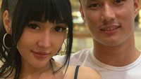 Lewat Instagram Storiesnya, beberapa waktu lalu Lucinta Luna mengunggah sebuah video. Di sana ia dan pria yang akrab disapa Bii mengucap kalimat, Alhamdulillah sah. Foto: Instagram lucintaluna