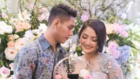 Di acara lamaran tersebut, Siti Badriah dan Krisjiana tampil dengan nuansa warna biru keabu-abuan. Keduanya terlihat mesra di momen tersebut. (dok. Vamos never ending story)