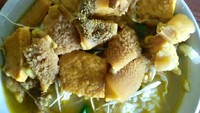 Siapa mau? Potongan babatnya besar dan tebal, disantap bareng nasi dan kuah kaldu panas. Mantap! Foto: Instagram @andisuryonugroho