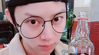 Minuman apa ya yang dipegang Hee-chul? Minuman ini berasal dari Vietnam. Foto: Instagram@kimheenim