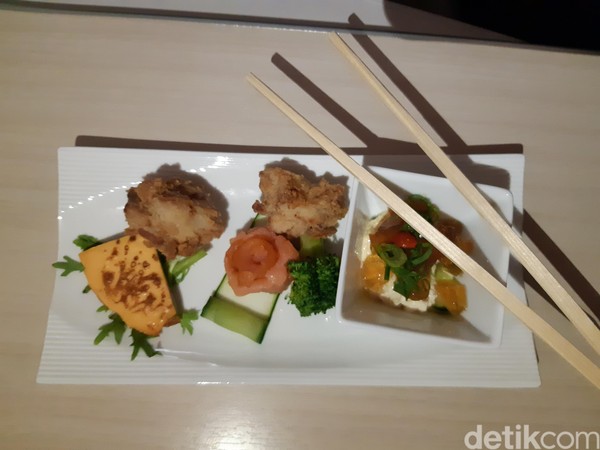 Hidangan berupa cemilan juga disediakan sesaat setelah lepas landas. Ada pula menu mie instant cup yang bisa di pesan setiap waktu selama penerbangan. (Bonauli/detikcom) Hidangan berupa cemilan juga disediakan sesaat setelah lepas landas. Ada pula menu mie instant cup yang bisa di pesan setiap waktu selama penerbangan. (Bonauli/detikcom)