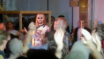 Pada Mei 2000, astrofisikawan Rodney Marks (berkacamata hitam) ditemukan mati karena diracuni metanol yang bisa digunakan sebagai bahan bakar alternatif. Foto: Istimewa