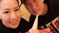 Meski sudah menikah lebih dari 15 tahun, tapi Donnie dan sang istri masih tetap romantis. Ini momen manis mereka saat mencicipi pancake, dengan es krim, dan hiasan strawberry di atasnya. Foto: Instagram @donnieyenofficial