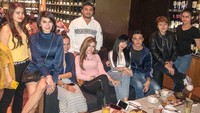 Saat itu Bii dan Lucinta Luna mengenakan pakaian pengantin adat Jawa. Pedangdut seksi itu juga memamerkan sebuah cincin yang tersemat di jari manisnya. Foto: Instagram lucintaluna