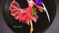 Pakai ikan tuna, Mikyou sukses membuat figur seorang wanita yang tengah membawa pedang. Mikyou juga menggunakan bunga yang aman untuk dikonsumsi lho. Foto: Instagram @mikyoui00