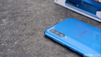Galaxy A50 terpasang tiga kamera di belakang. Komposisinya 25MP AF (F1.7) + 5MP FF (F2.2) + 8MP FF (F2.2). (Foto: detikINET/Adi Fida Rahman)