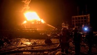 Pekerja di dekat lokasi ledakan terperangkap setelah gelombang kejut dari ledakan merobohkan bangunan pabrik. REUTERS/Stringer.