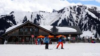 Namanya juga resort ski, aktivitas utama yang bisa traveler lakukan adalah main ski sampai puas. Dalam seharai akan ada 2 sesi latihan, pagi dan sore. Seru pokoknya! (Wahyu/detikcom)