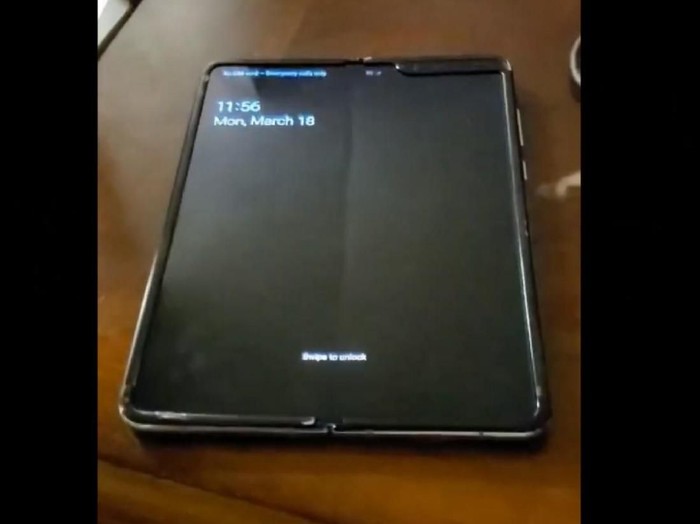 Galaxy Fold dicoba. Foto: Screenshot/YouTube phoneoftime Galaxy Fold dicoba. Foto: Screenshot/YouTube phoneoftime