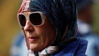 Kaum wanita di New Zealand membanjiri media sosial seperti Twitter dan Facebook dengan foto-foto mereka memakai kerudung sebagai aksi solidaritas. Foto: REUTERS/Edgar Su