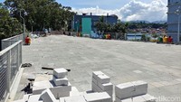 Sisa-sisa material dibiarkan berserakan baik di bawah atau atas proyek.