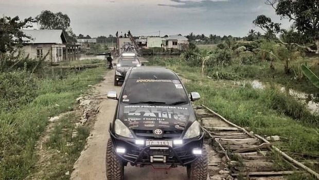 Saat Mobil Keluarga Innova Diajak 'Macul' di Tanah Berlumpur