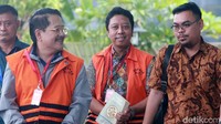Rommy mengaku membawa buku untuk menunggu diperiksa KPK.