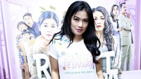 Titi tampil kasual dengan kaus dan celana pink serta sneakers. Pool/Palevi S/detikFoto.