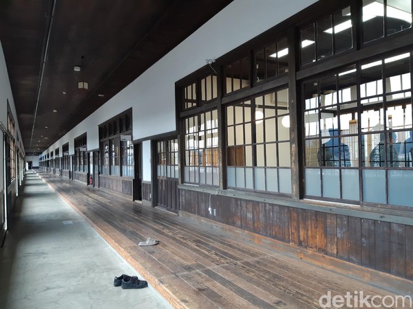 Tepat tahun 1991, sekolah ini tidak lagi digunakan. Namun pemilik bangunan tetap ingin melestarikan bangunan ini. Pemerintah daerah memboleh pemilik bangunan untuk tidak merubah bangunan asalkan sekolah tersebut tetap dipergunakan. (Bonauli/detikcom) Tepat tahun 1991, sekolah ini tidak lagi digunakan. Namun pemilik bangunan tetap ingin melestarikan bangunan ini. Pemerintah daerah memboleh pemilik bangunan untuk tidak merubah bangunan asalkan sekolah tersebut tetap dipergunakan. (Bonauli/detikcom)