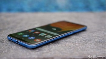 Ia mengusung layar AMOLED 6,4 inch dengan resolusi Full HD+. (Foto: detikINET/Adi Fida Rahman)
