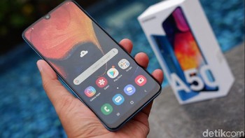 Dilengkapi MicroSD yang mendukung hingga 512 GB, pengisian cepat dan sidik jari di dalam layar seperti dimiliki Galaxy S10. (Foto: detikINET/Adi Fida Rahman)