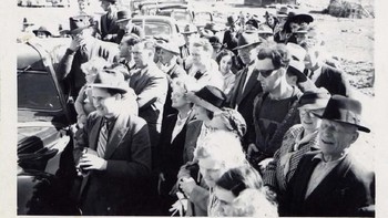 Foto ini diambil pada tahun 1941 saat pembukaan jembatan South Fork di British Columbia. Tampak pria di sebelah kanan memakai busana yang modern, jauh berbeda dari orang-orang di masa itu. Kacamatanya pun tampak trendi. Mungkin ia penjelajah waktu atau memang lelaki yang selera fashionnya melebihi masanya. Foto: istimewa