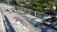 Nono, seorang pemilik warung dekat proyek mengatakan kejadian material jatuh dari atas sudah beberapa kali terjadi. Terakhir, besi berukuran besar menimpa mobil pada Rabu 20 Maret lalu.
