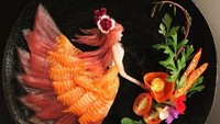 Dalam satu karyanya, biasanya Mikyou menggabungkan beberapa jenis ikan hingga aneka seafood lainnya. Agar semakin cantik, ia juga menambahkan buah, sayuran, hingga bunga. Foto: Instagram @mikyoui00