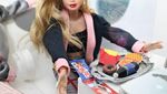 Begini Nih Jadinya Kalau Barbie Masak dan Pose Makan Cantik