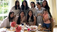 Kalau ini kekompakan Mima dan Aliya saat makan siang untuk merayakan ulang tahun kerabat mereka. Ada Sakti juga nih hihi. Foto: Instagram mimaaa