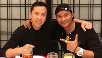 Aktor berusia 55 tahun ini, sering membagikan momen kulineran lewat akun Instagram miliknya. Meski memiliki jadwal yang cukup sibuk, tapi Donnie tetap sering makan malam bersama teman dan keluarga. Foto: Instagram @donnieyenofficial