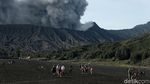 Kondisi Terkini Gunung Bromo yang Terus Semburkan Abu