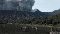 Saat ini Bromo hanya menyemburkan abu yang mengandung silika dan mengeluarkan asap, semburan material lain seperti kerikil harus tetap diwaspadai. Hingga Bromo kembali tenang.