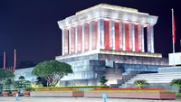 Pahlawan terbesar bagi bangsa Vietnam, Ho Chi Minh, disemayamkan di Ho Chi Minh Mausoleum. Gedung terbuka untuk pengunjung yang ingin memberikan penghormatan pada Ho Chi Minh (iStock)